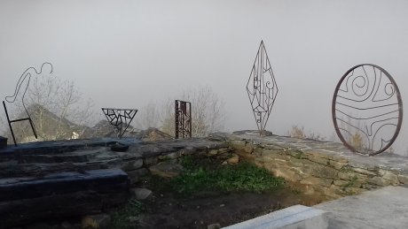 De la ferraille entre le vent et la pierre.