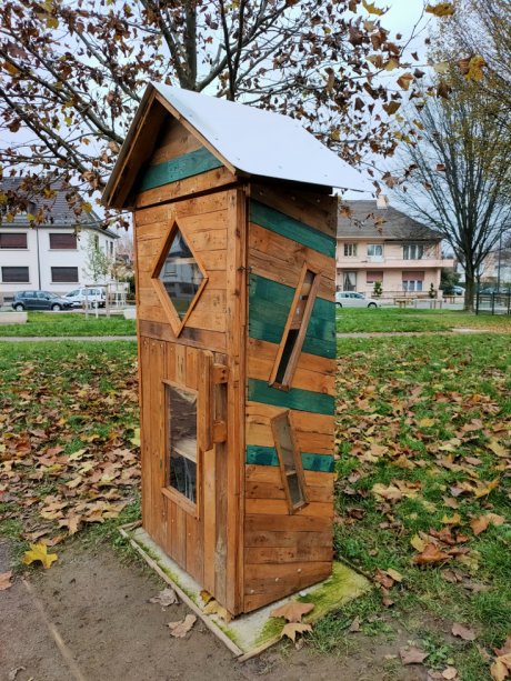 Ruban tricolore pour une cabane à livres